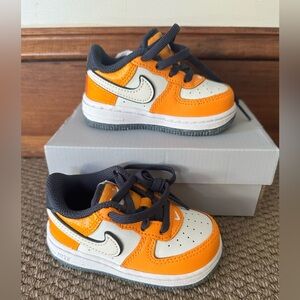 New in Box, Toddler's Nike Force 1 Low SE 'Clownfish' Shoes, 5C